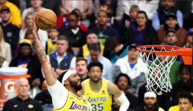 V体育-26+15+11！会传球的浓眉更可怕：湖人提速冲刺