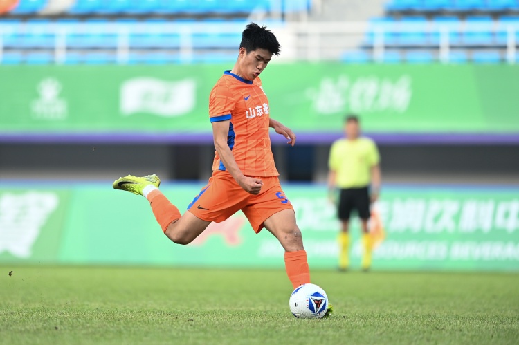 泰山带刀后卫！20岁彭啸在中乙曾3场梅开二度，本场凌空爆射破门